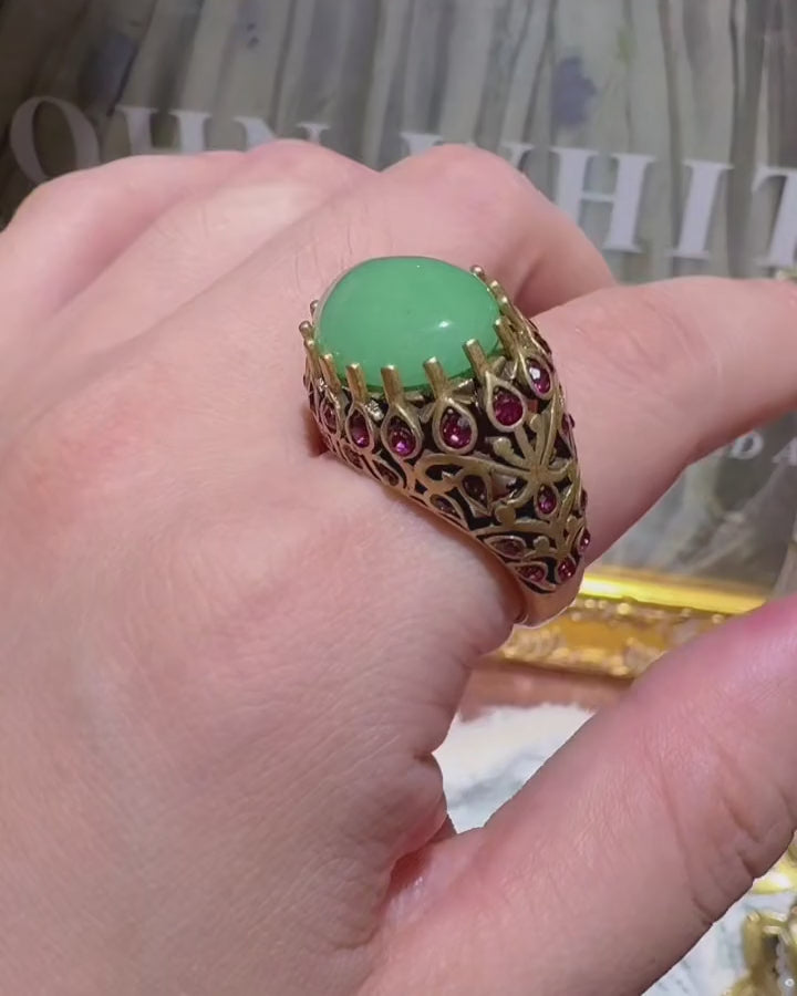 BYZANTINE Ring in gold filigree with cabochon stones, on the hand